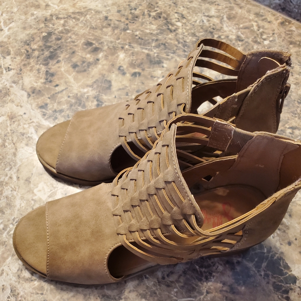 Sandals - Picture 2 of 4